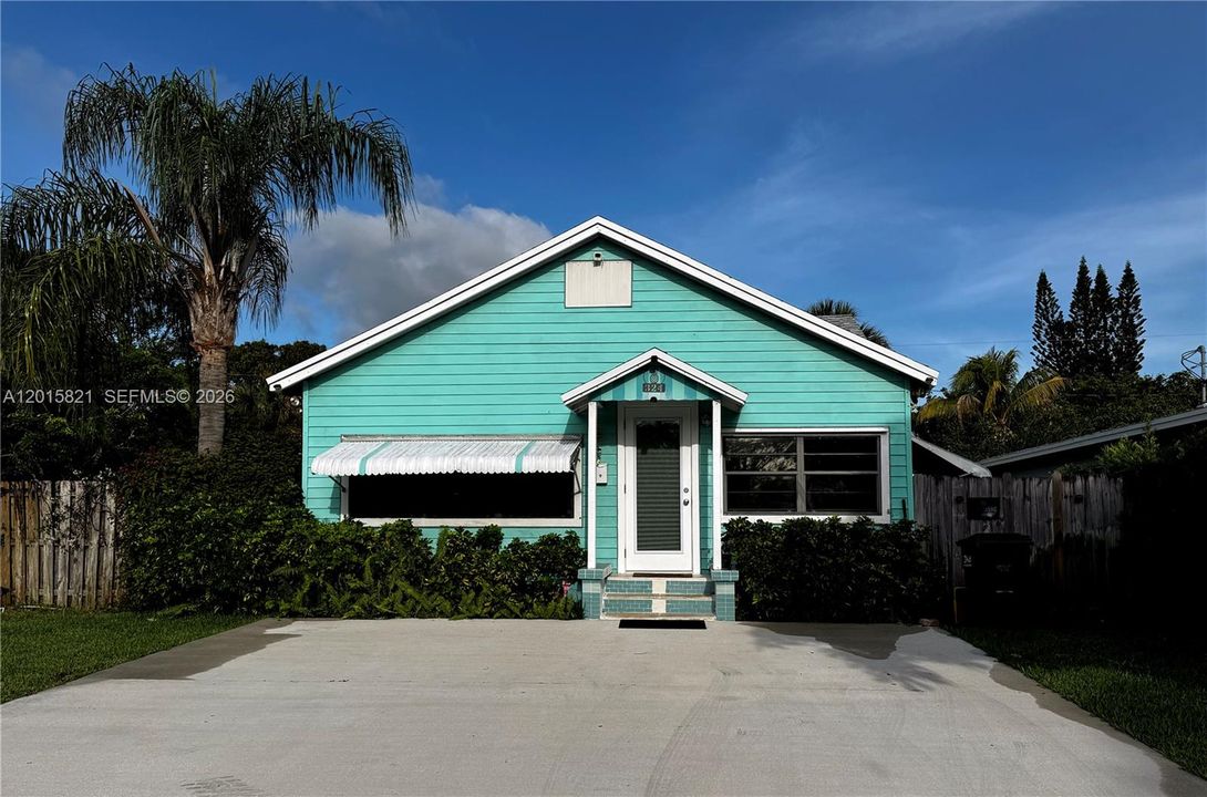 For Sale: $678,000 (2 beds, 1 baths, 775 Square Feet)