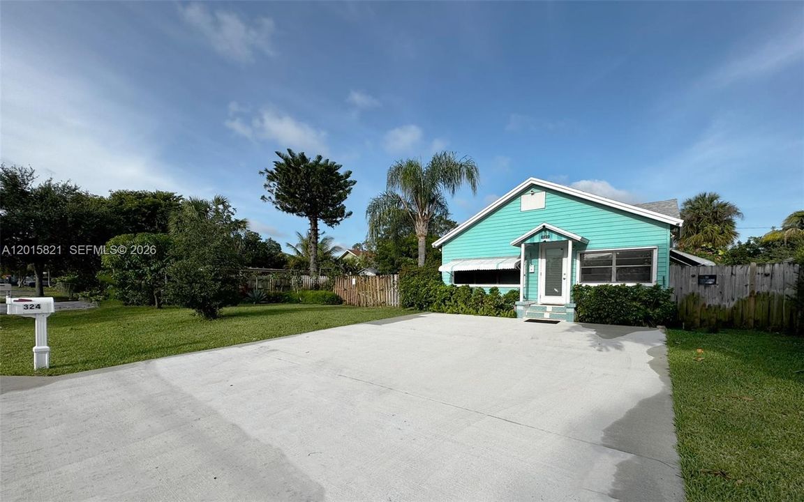 For Sale: $678,000 (2 beds, 1 baths, 775 Square Feet)