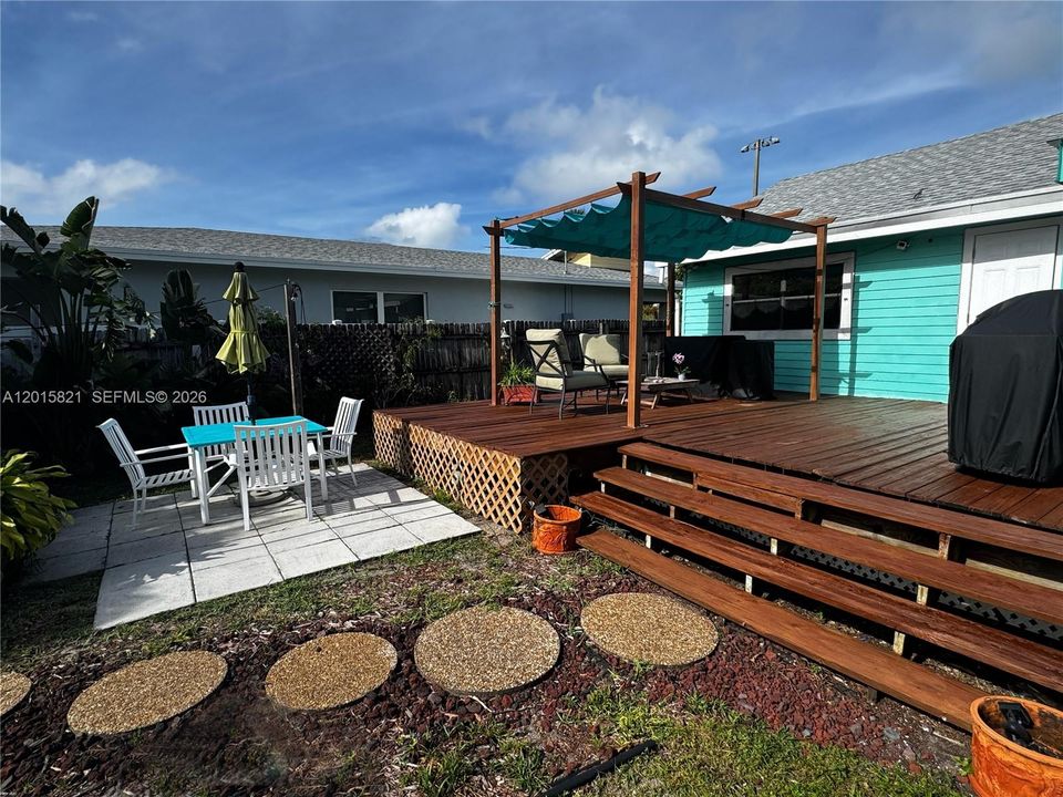 For Sale: $678,000 (2 beds, 1 baths, 775 Square Feet)