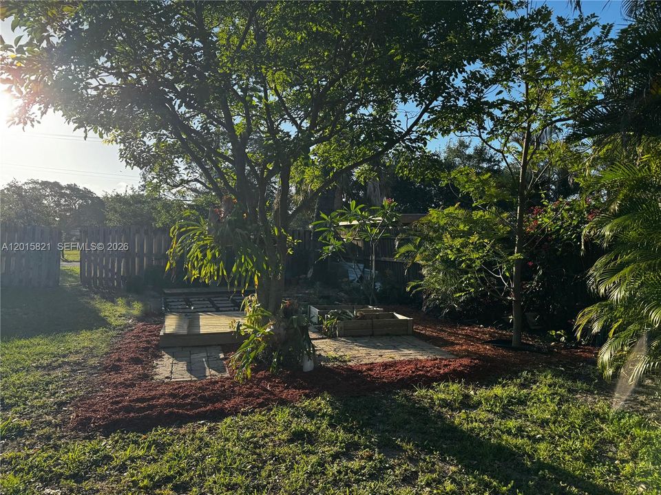 For Sale: $678,000 (2 beds, 1 baths, 775 Square Feet)