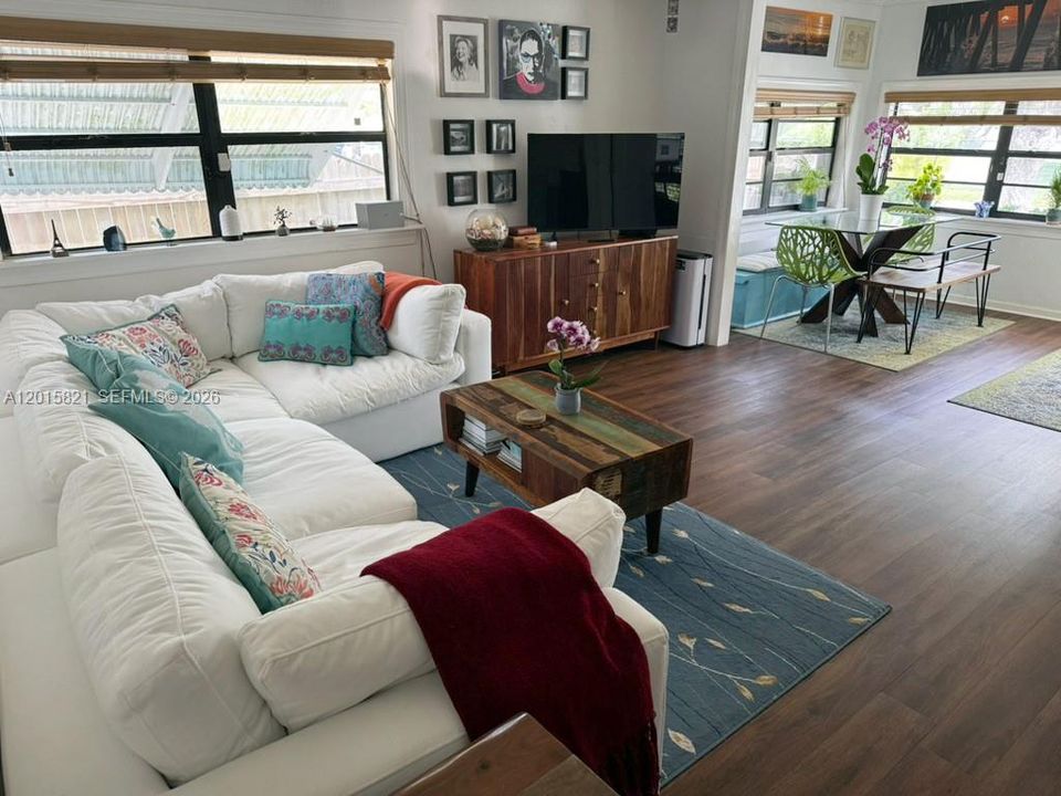 For Sale: $678,000 (2 beds, 1 baths, 775 Square Feet)