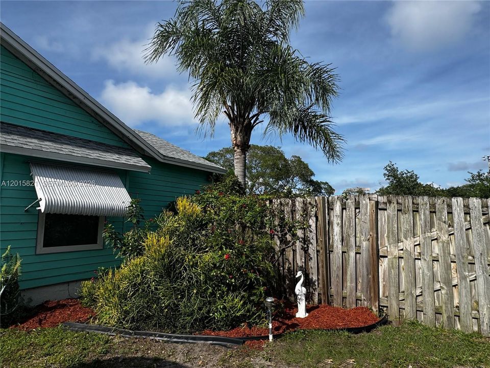 For Sale: $678,000 (2 beds, 1 baths, 775 Square Feet)