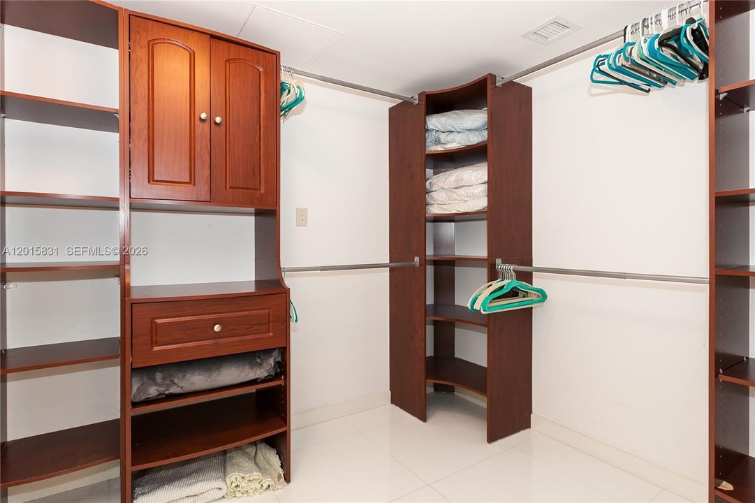 For Sale: $1,280,000 (3 beds, 2 baths, 1554 Square Feet)