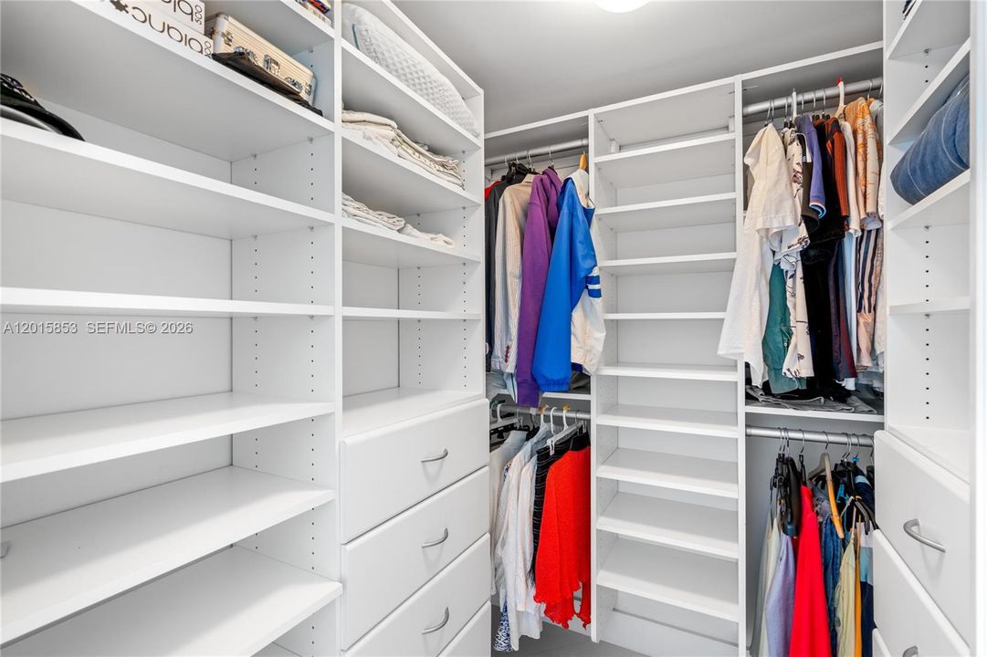 Activo con contrato: $9,900 (2 camas, 2 baños, 1350 Pies cuadrados)