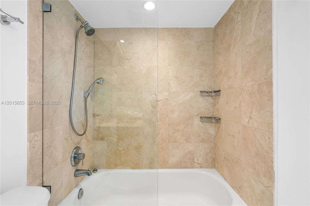 Activo con contrato: $9,900 (2 camas, 2 baños, 1350 Pies cuadrados)