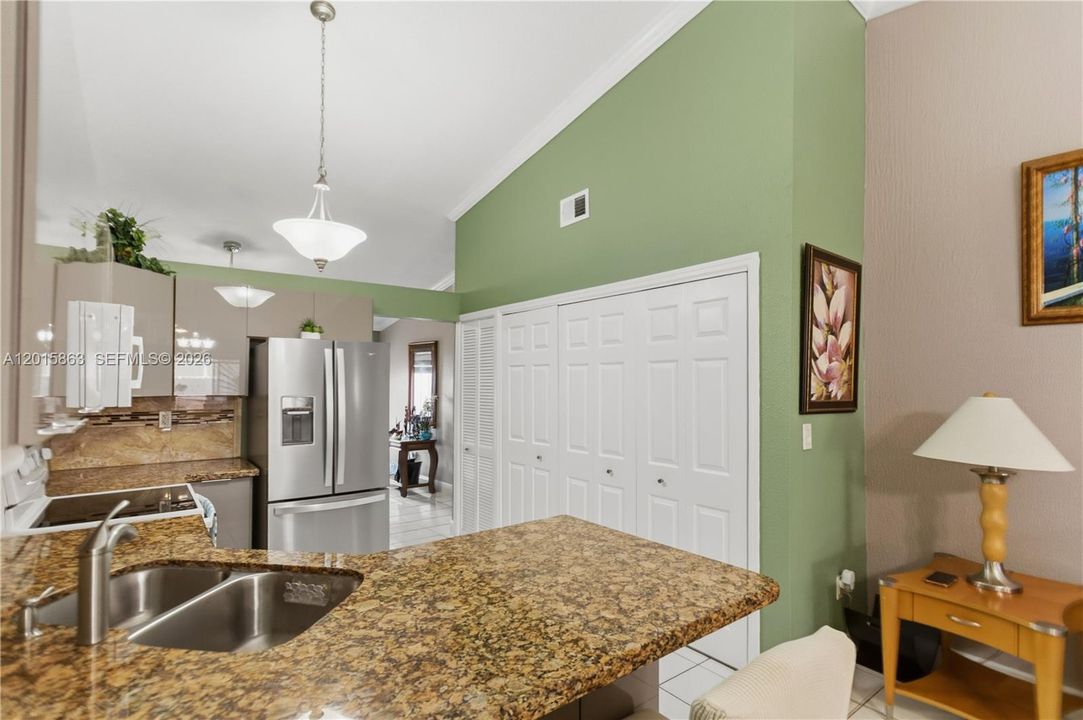 For Sale: $569,000 (3 beds, 2 baths, 1274 Square Feet)