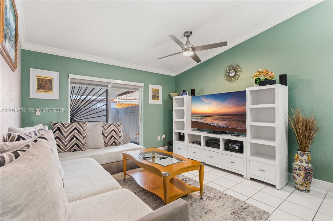 For Sale: $569,000 (3 beds, 2 baths, 1274 Square Feet)