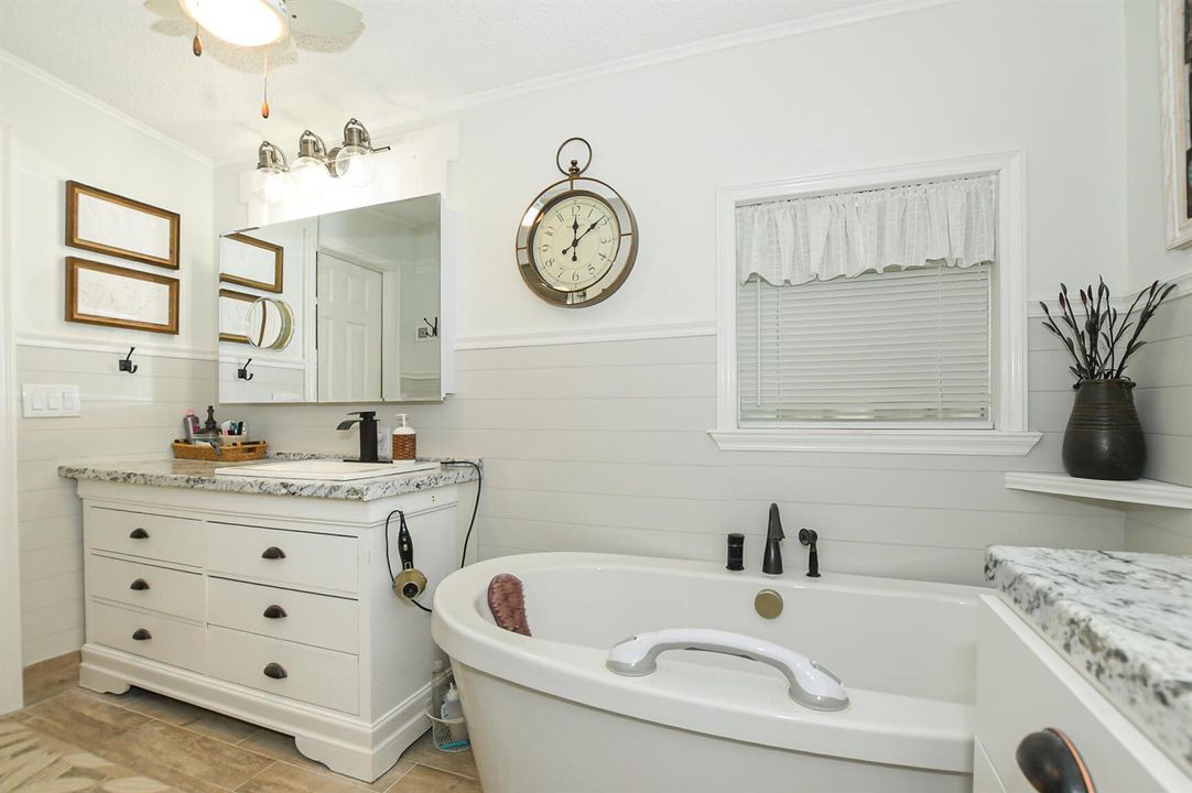 Deep Soaking Free Standing Tub