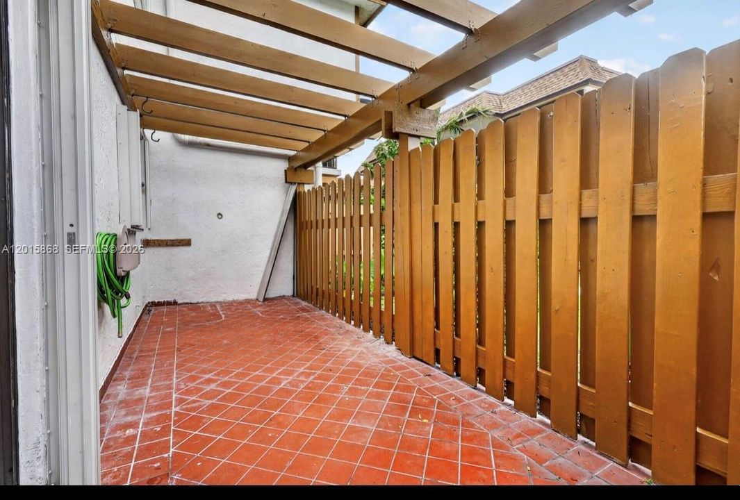 На продажу: $379,000 (2 спален, 2 ванн, 1250 Квадратных фут)