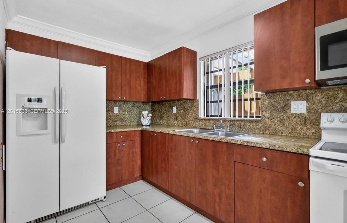 На продажу: $379,000 (2 спален, 2 ванн, 1250 Квадратных фут)