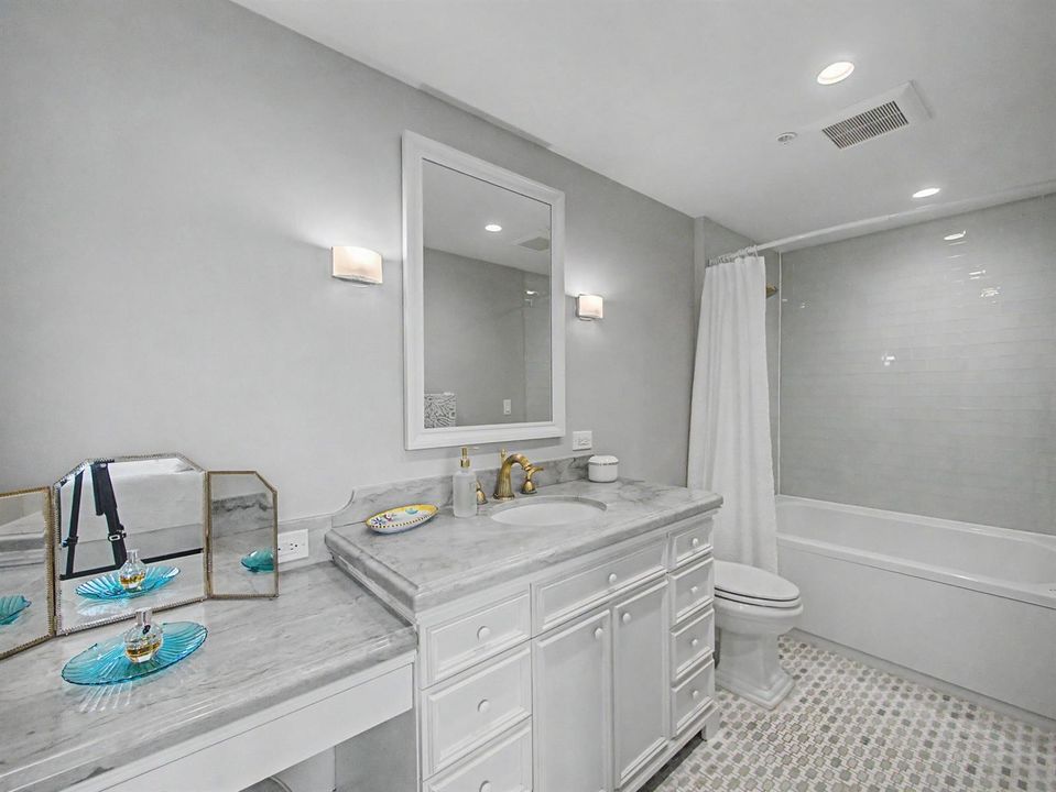 10 Main Bathroom