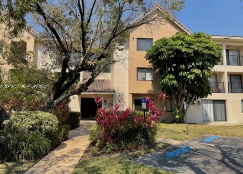 На продажу: $219,000 (2 спален, 2 ванн, 933 Квадратных фут)