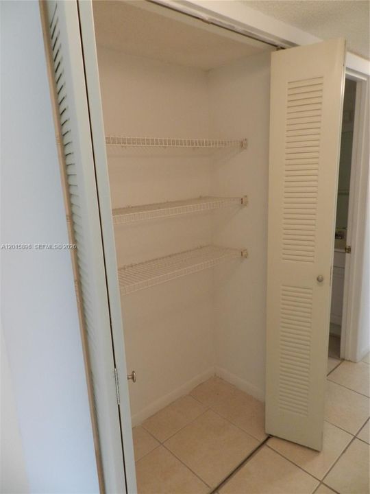 На продажу: $219,000 (2 спален, 2 ванн, 933 Квадратных фут)