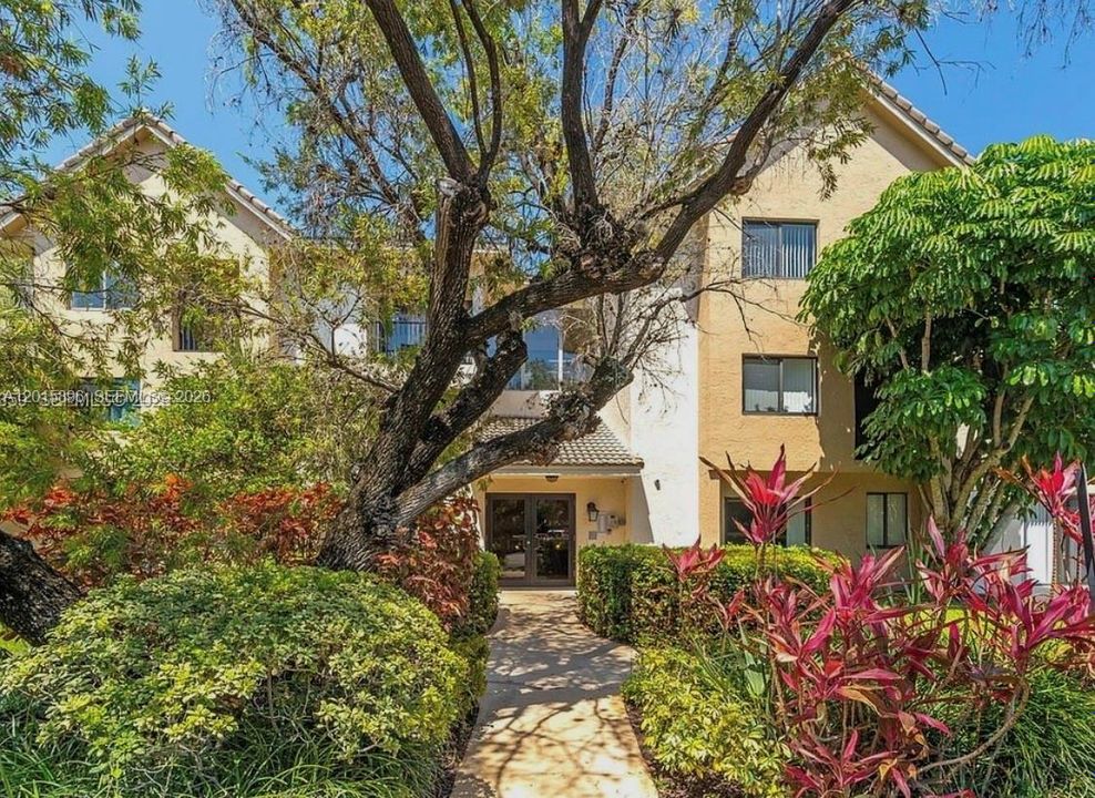 На продажу: $219,000 (2 спален, 2 ванн, 933 Квадратных фут)