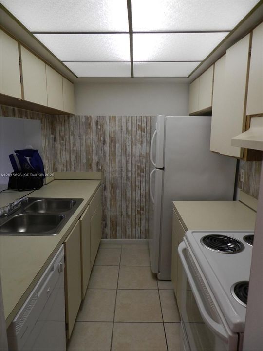 На продажу: $219,000 (2 спален, 2 ванн, 933 Квадратных фут)