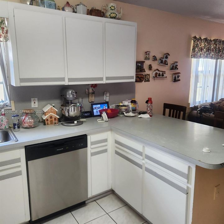 Active With Contract: $3,695 (3 beds, 2 baths, 1704 Square Feet)