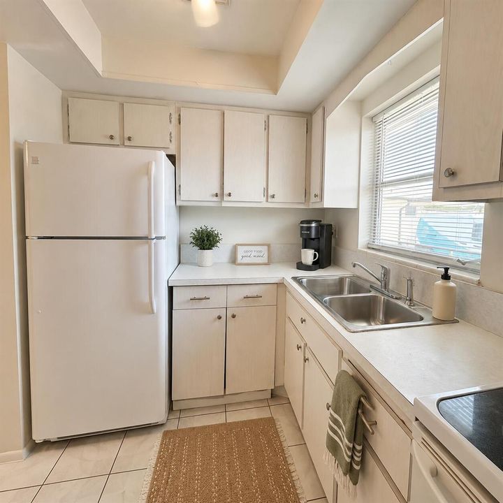 VIRTUALLY STAGED KITCHEN
