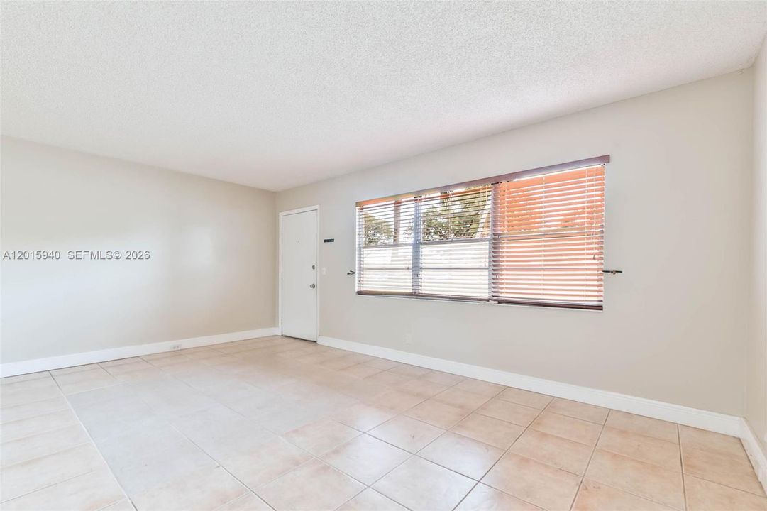 Active With Contract: $1,600 (1 beds, 1 baths, 811 Square Feet)