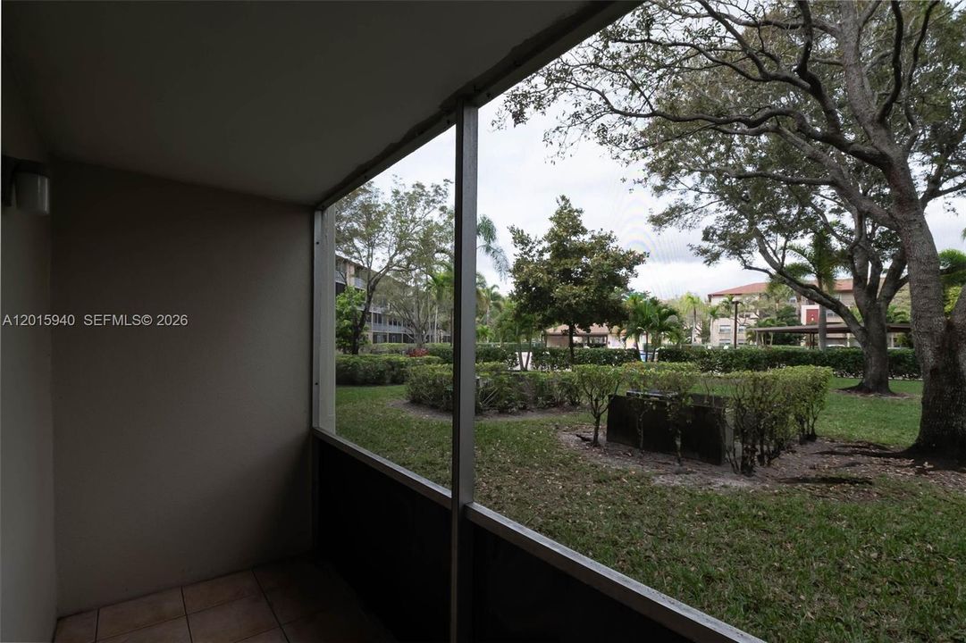Active With Contract: $1,600 (1 beds, 1 baths, 811 Square Feet)