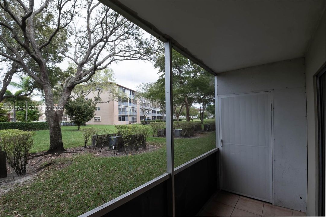 Active With Contract: $1,600 (1 beds, 1 baths, 811 Square Feet)