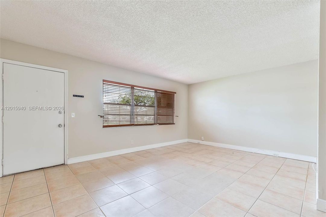 Active With Contract: $1,600 (1 beds, 1 baths, 811 Square Feet)