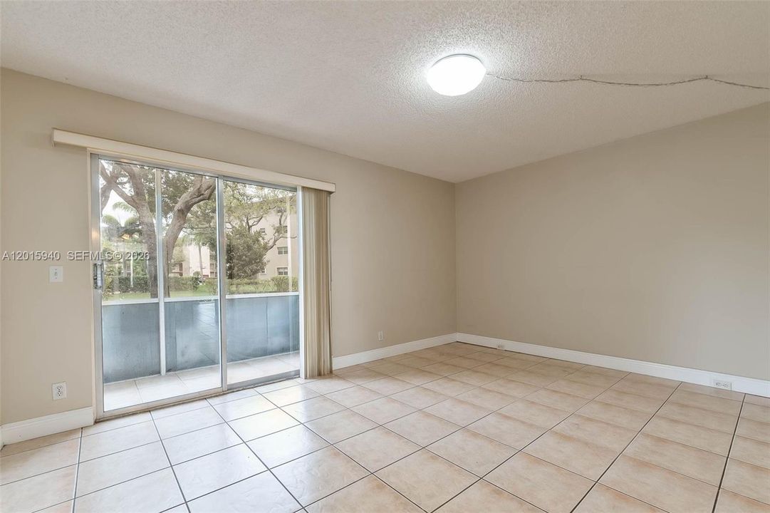 Active With Contract: $1,600 (1 beds, 1 baths, 811 Square Feet)