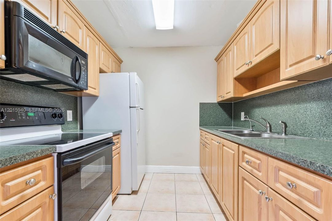 Active With Contract: $1,600 (1 beds, 1 baths, 811 Square Feet)