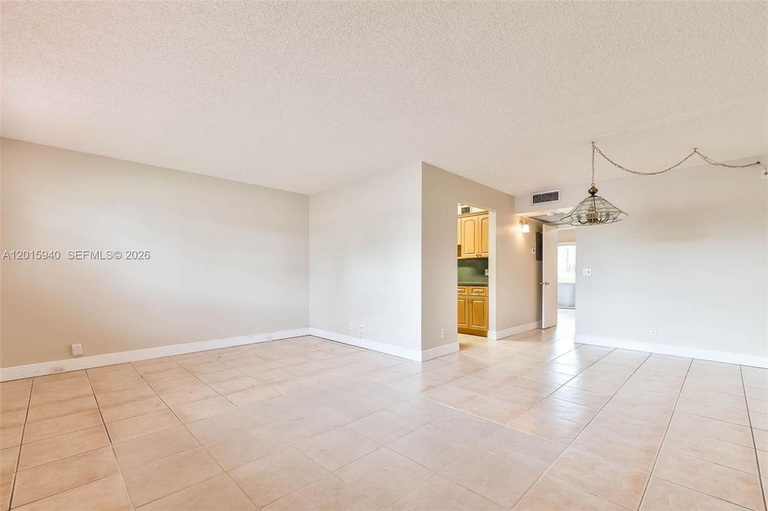 Active With Contract: $1,600 (1 beds, 1 baths, 811 Square Feet)