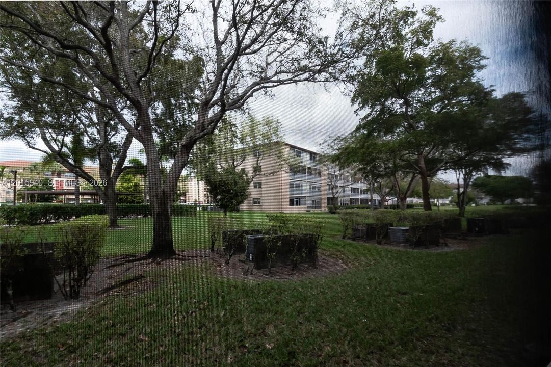 Active With Contract: $1,600 (1 beds, 1 baths, 811 Square Feet)