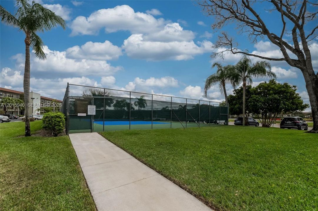 Active With Contract: $1,600 (1 beds, 1 baths, 811 Square Feet)