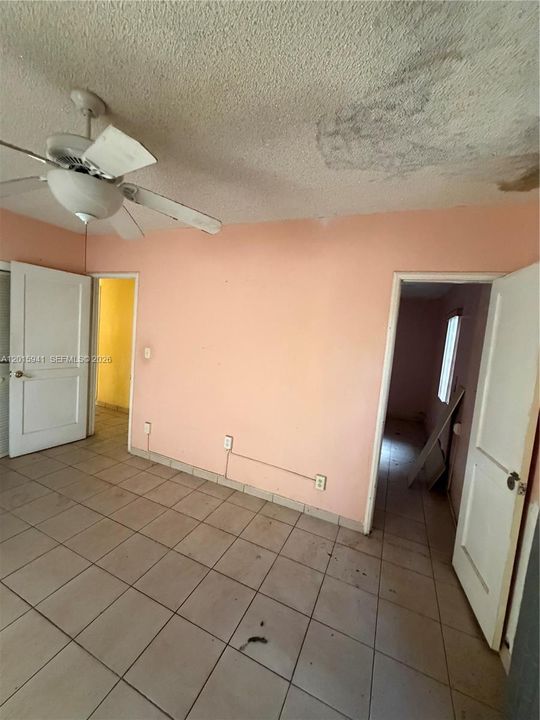 Active With Contract: $400,000 (2 beds, 1 baths, 1139 Square Feet)