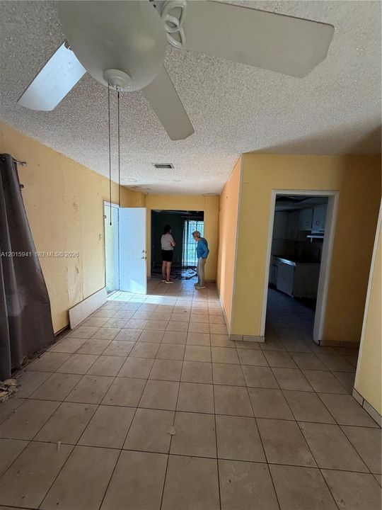 Active With Contract: $400,000 (2 beds, 1 baths, 1139 Square Feet)