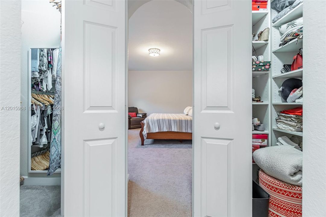 WALK-IN CLOSET