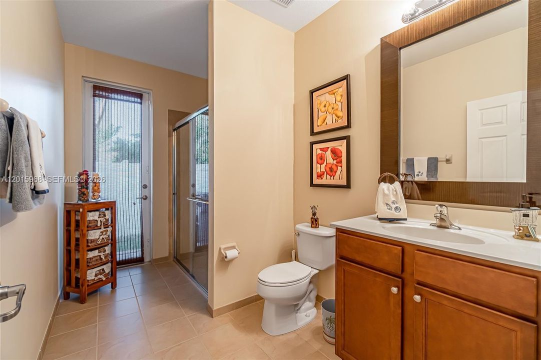FULL BATH 1ER FLOOR