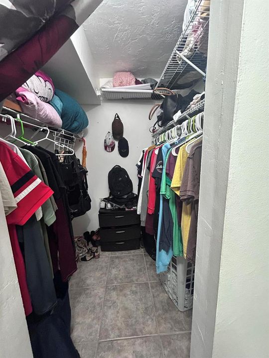 121- Walkin Closet