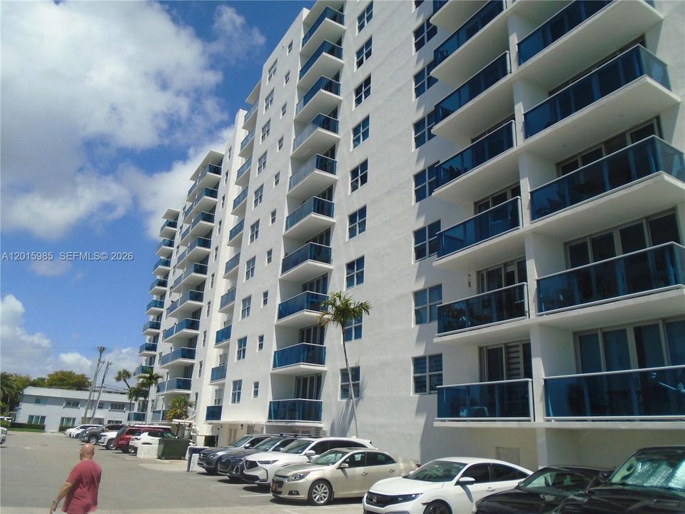 Active With Contract: $2,400 (2 beds, 2 baths, 1100 Square Feet)
