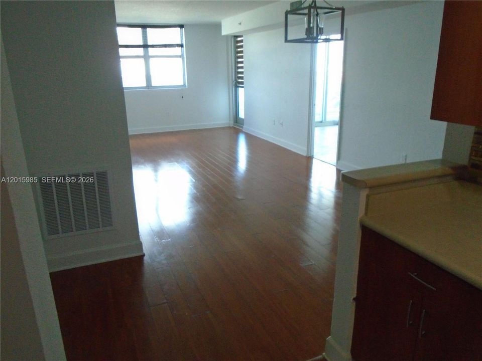 Active With Contract: $2,400 (2 beds, 2 baths, 1100 Square Feet)