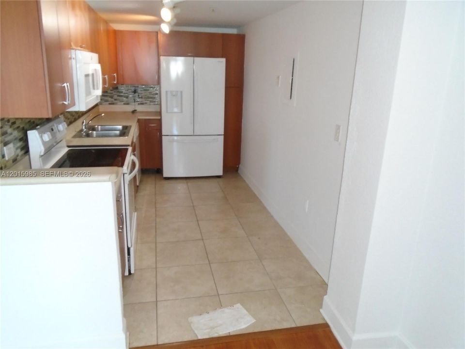 Active With Contract: $2,400 (2 beds, 2 baths, 1100 Square Feet)