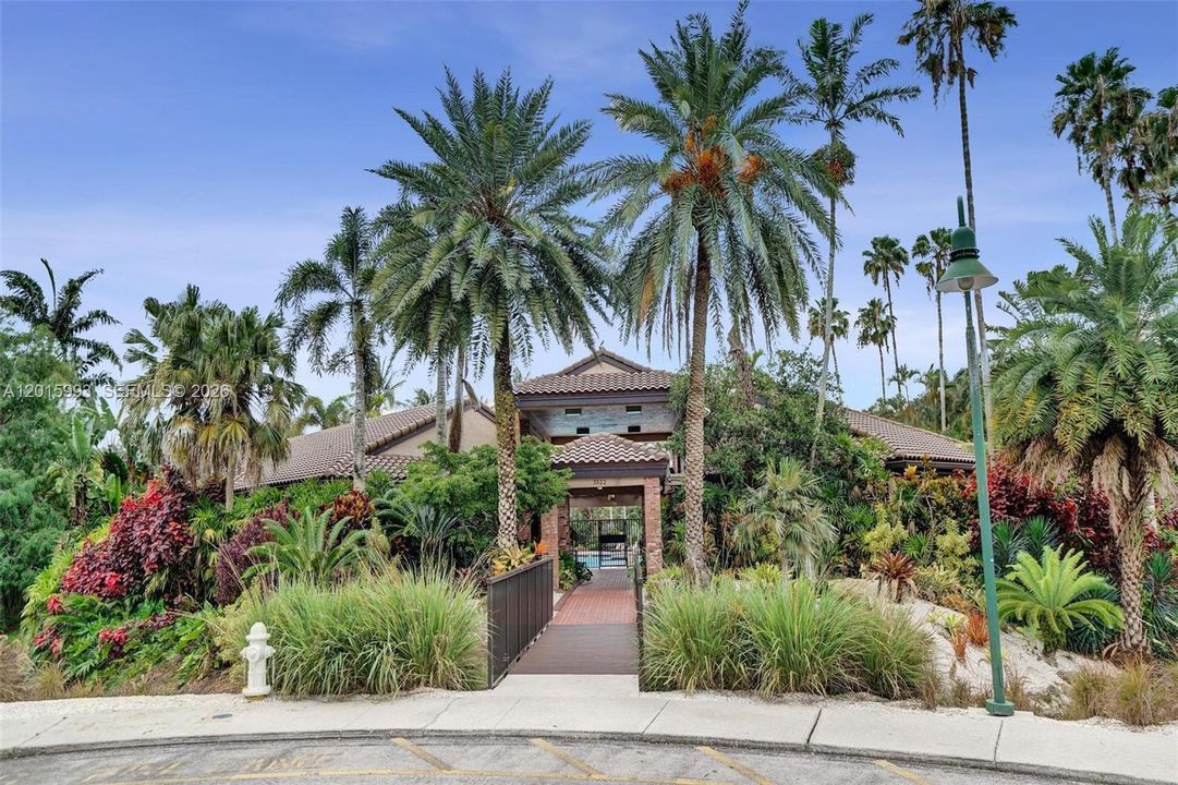 Active With Contract: $925,000 (4 beds, 2 baths, 2332 Square Feet)
