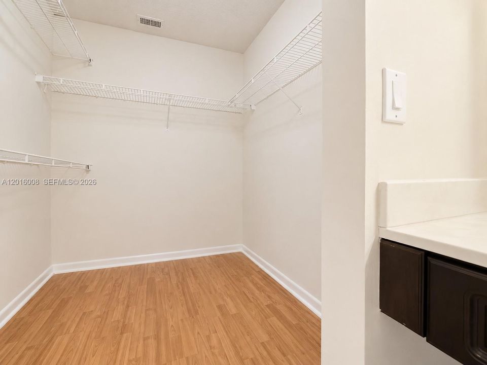 Activo con contrato: $3,650 (3 camas, 2 baños, 1542 Pies cuadrados)