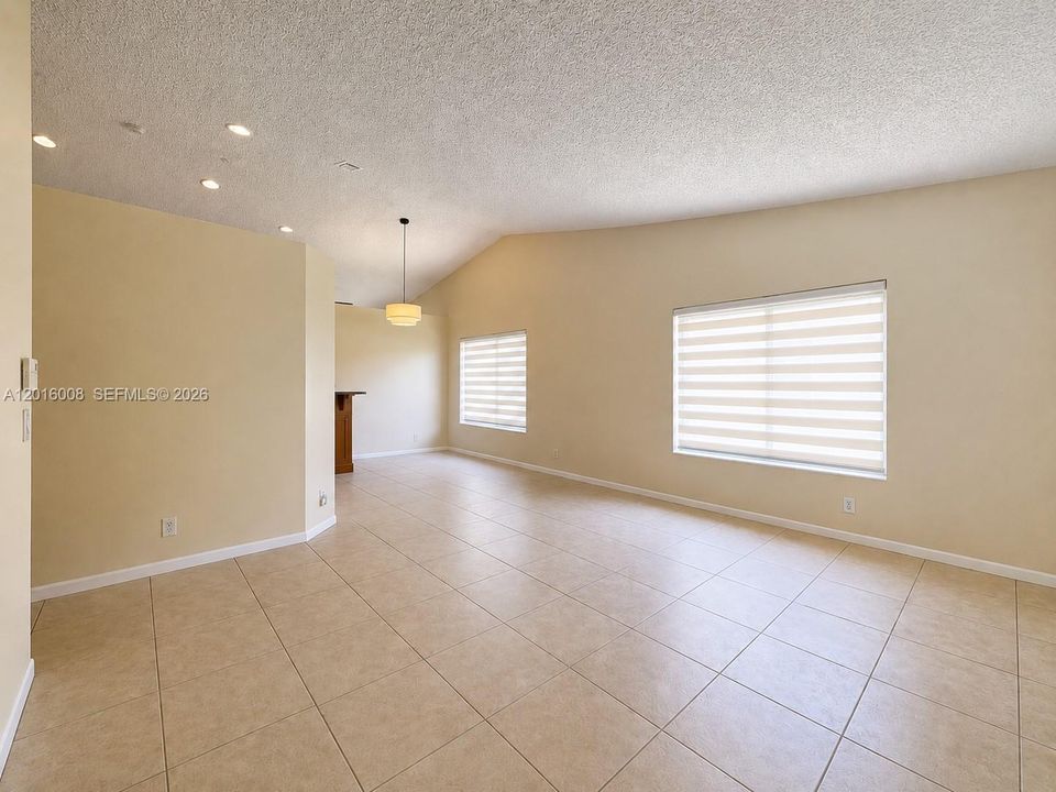 Activo con contrato: $3,650 (3 camas, 2 baños, 1542 Pies cuadrados)