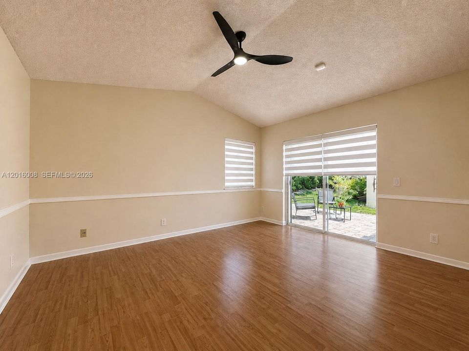 Activo con contrato: $3,650 (3 camas, 2 baños, 1542 Pies cuadrados)