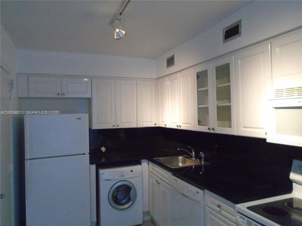 Activo con contrato: $290,000 (2 camas, 2 baños, 1326 Pies cuadrados)