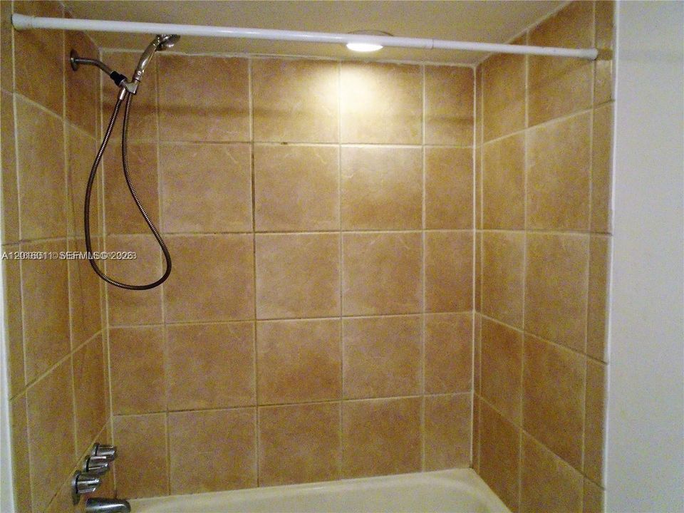 Activo con contrato: $290,000 (2 camas, 2 baños, 1326 Pies cuadrados)