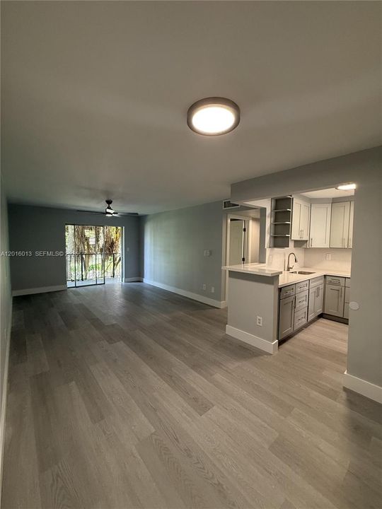 Active With Contract: $2,550 (2 beds, 2 baths, 901 Square Feet)