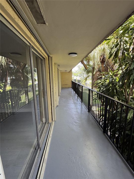 Active With Contract: $2,550 (2 beds, 2 baths, 901 Square Feet)