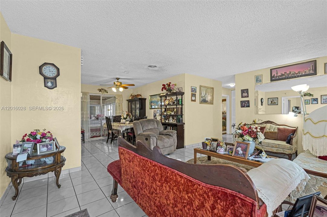 Activo con contrato: $575,000 (4 camas, 2 baños, 1574 Pies cuadrados)