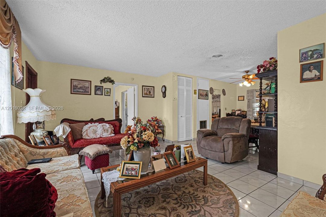 Activo con contrato: $575,000 (4 camas, 2 baños, 1574 Pies cuadrados)