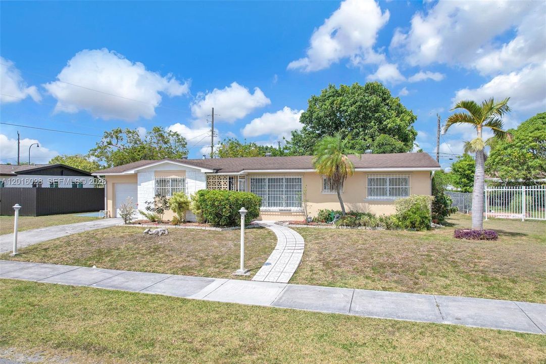 Activo con contrato: $575,000 (4 camas, 2 baños, 1574 Pies cuadrados)