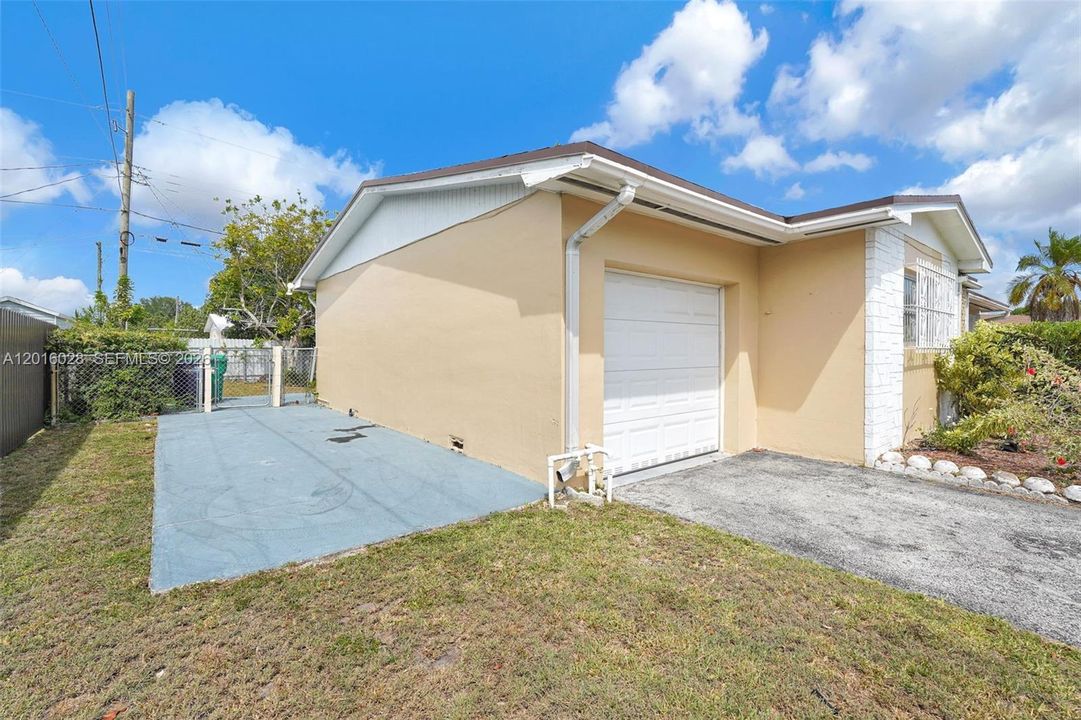 Activo con contrato: $575,000 (4 camas, 2 baños, 1574 Pies cuadrados)